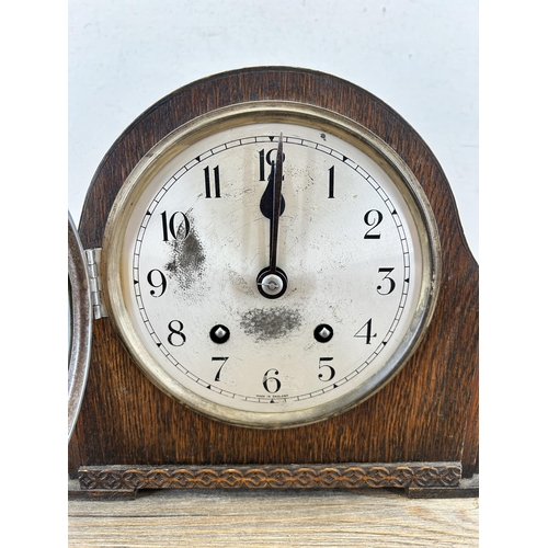 639 - A 1930s Empire oak cased chiming mantel clock with pendulum and key - approx. 21cm high