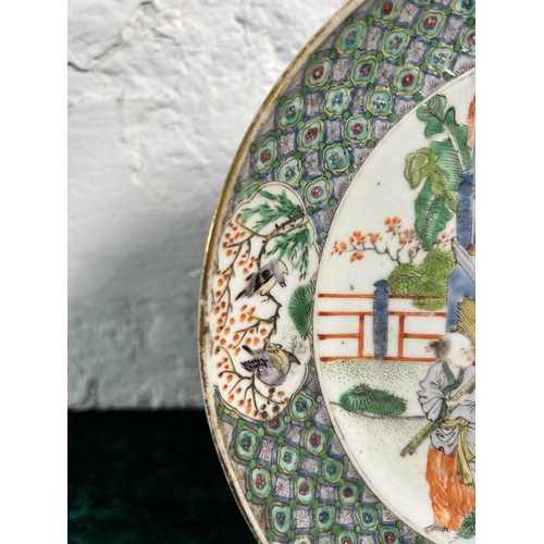 317 - A 19th century Chinese Famille Verte hand painted porcelain charger - approx. 20cm diameter