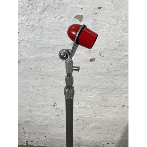 621 - A mid 20th century Nettle folding tripod photography light