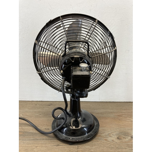 624 - A vintage Cinni desk fan - approx. 38cm high