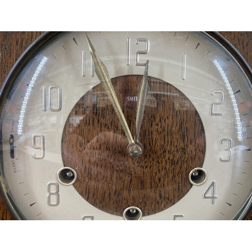 637 - A Smiths oak cased Westminster chime mantel clock with key - approx. 21cm high x 25cm wide