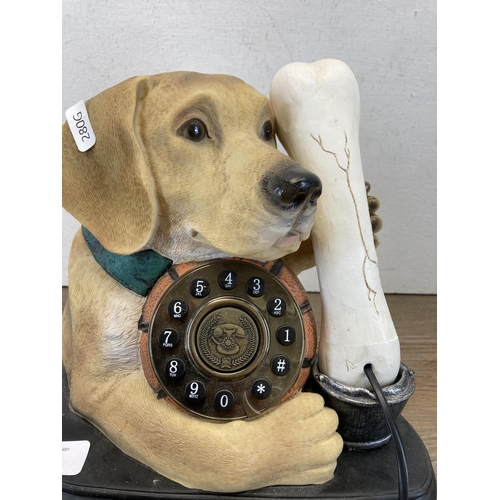 651 - A Steepletone model SDB2L dog and bone novelty telephone