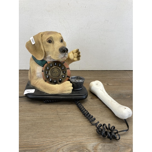 651 - A Steepletone model SDB2L dog and bone novelty telephone