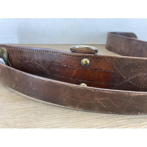 672 - A vintage brown leather belt with gun holster