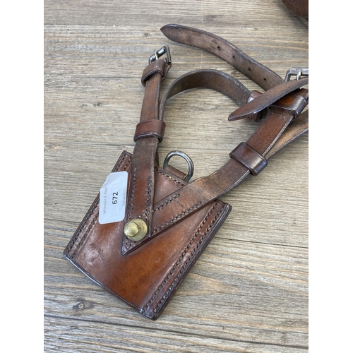 672 - A vintage brown leather belt with gun holster