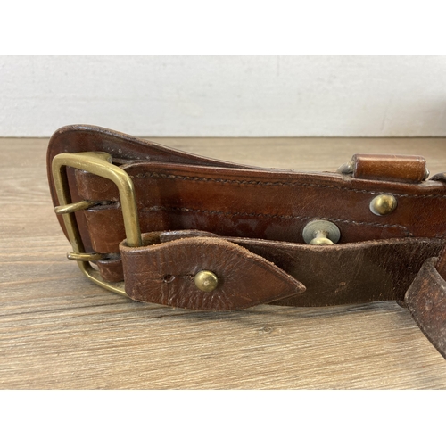 672 - A vintage brown leather belt with gun holster