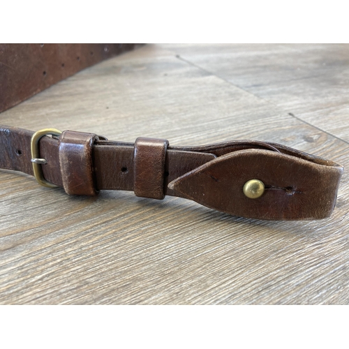 672 - A vintage brown leather belt with gun holster