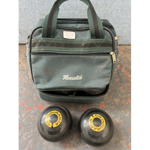 863A - A Henselite carry case containing six crown green bowls to include four Almark Clubmaster etc.