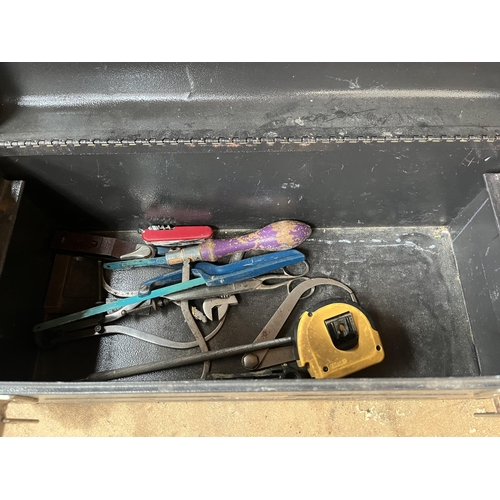 887 - A metal tool chest containing tools