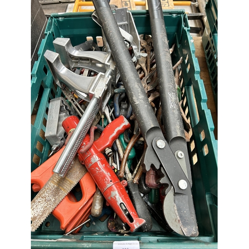 923 - A collection of tools to include bench vice, tin snips, wood planes etc.