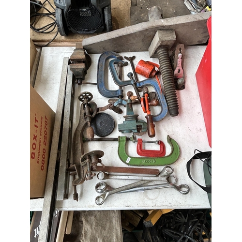 971 - A collection of tools to include four cast iron G-Clamps, two vintage cast iron bench vices, Stanley... 