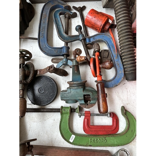 971 - A collection of tools to include four cast iron G-Clamps, two vintage cast iron bench vices, Stanley... 