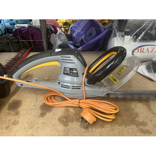 910 - A Titan 240v hedge trimmer