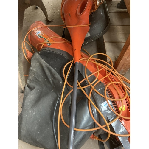 1022 - A Flymo 240v garden vac with collector