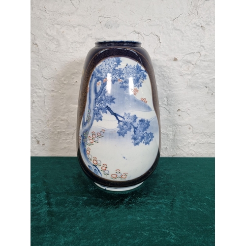 286 - A Chinese hand painted porcelain vase - approx. 30cm high