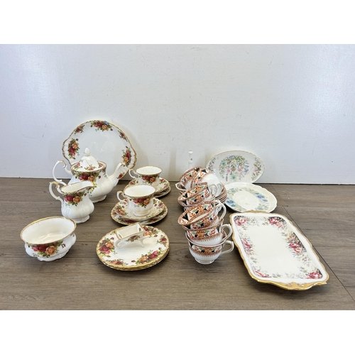 337 - A collection of ceramics to include Royal Albert Old Country Roses, Aynsley Wild Tudor oval dish etc... 