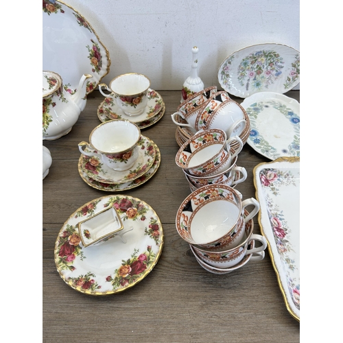 337 - A collection of ceramics to include Royal Albert Old Country Roses, Aynsley Wild Tudor oval dish etc... 