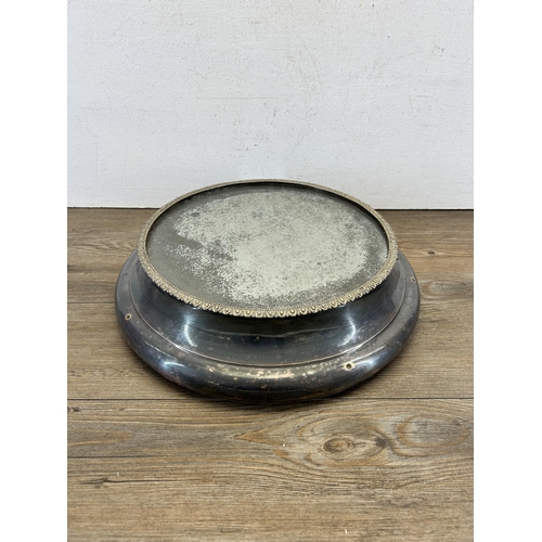 352 - An early 20th century silver plated mirrored cake stand