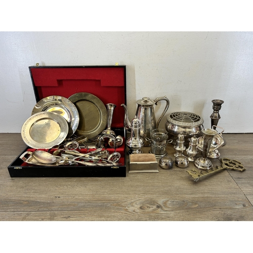 372 - A collection of metalware to include hallmarked Birmingham silver handled button hook, Ianthe silver... 