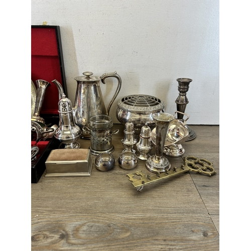 372 - A collection of metalware to include hallmarked Birmingham silver handled button hook, Ianthe silver... 