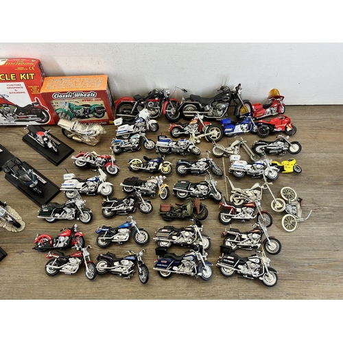 418 - A large collection of model motorcycles to include Welly Triumph TT600, Matchbox Harley Davidson, Ma... 