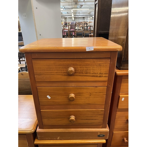 31 - A pair of Ameta Kauri Country bedside chests of three drawers