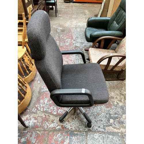 102 - A black fabric and plastic swivel office desk chair