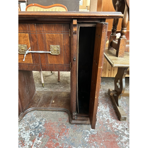 119 - A late 19th/early 20th century mahogany and walnut kneehole desk with tan leather writing surface