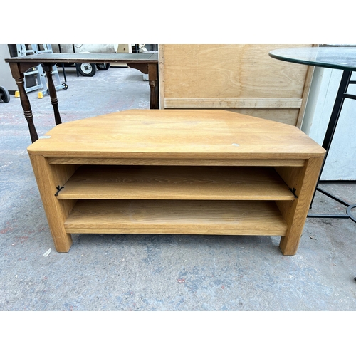 167 - A modern solid oak TV stand - approx. 100cm wide