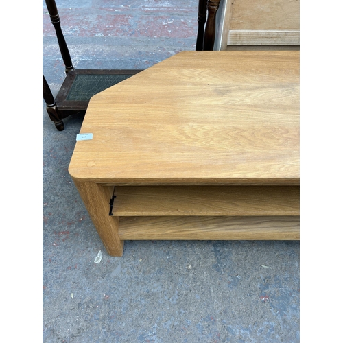 167 - A modern solid oak TV stand - approx. 100cm wide