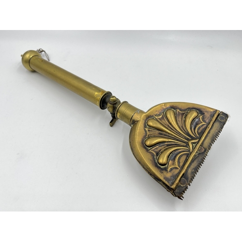 2271 - A Victorian brass horse brush - approx. 30cm long