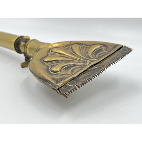 2271 - A Victorian brass horse brush - approx. 30cm long