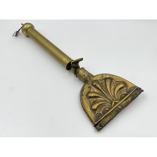 2271 - A Victorian brass horse brush - approx. 30cm long