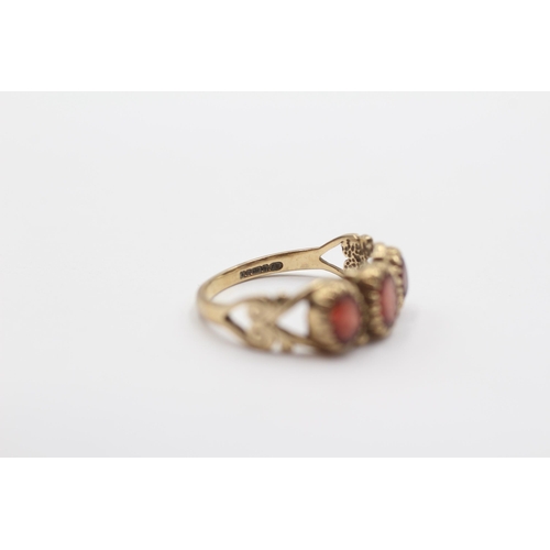 2006 - A 9ct gold garnet trilogy ring - approx. gross weight 2g