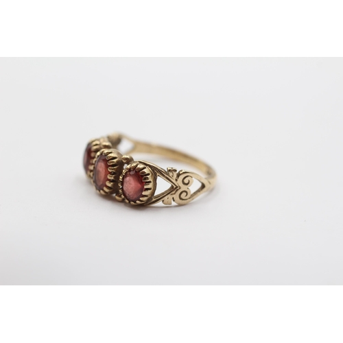 2006 - A 9ct gold garnet trilogy ring - approx. gross weight 2g