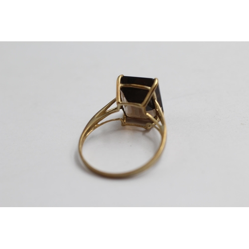 2016 - A 9ct gold smoky quartz cocktail ring - approx. gross weight 2.6g