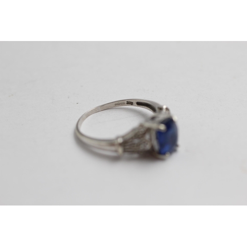 2019 - A 9ct white gold diamond and kyanite ornate shoulder ring - approx. gross weight 2.4g