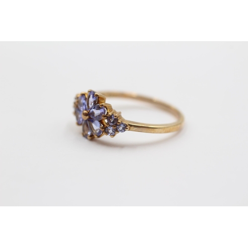 2027 - A 9ct gold tanzanite floral cluster ring - approx. gross weight 2.1g