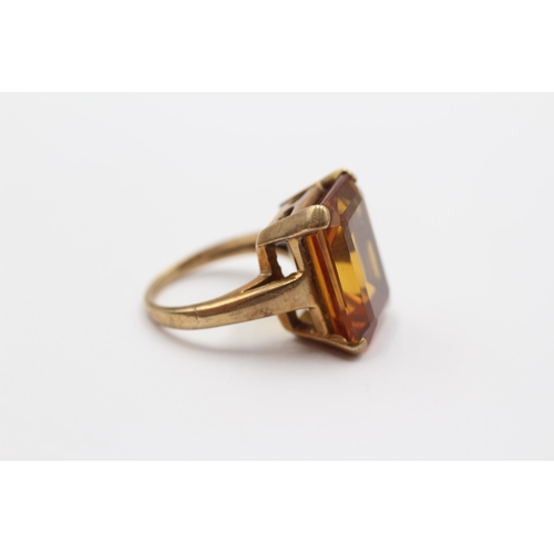 2044 - A 9ct gold synthetic sapphire cocktail ring - approx. gross weight 7.3g