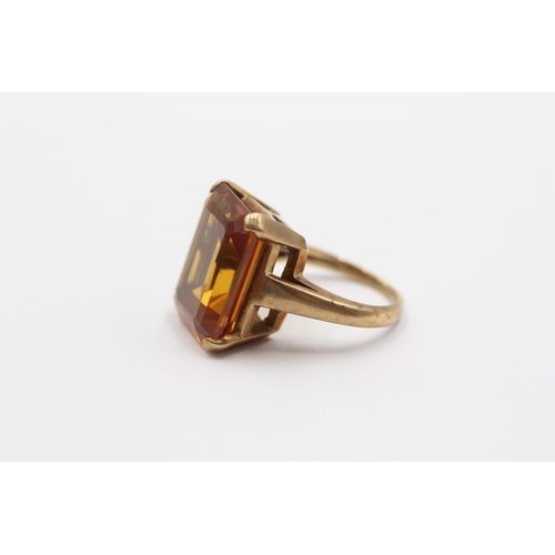 2044 - A 9ct gold synthetic sapphire cocktail ring - approx. gross weight 7.3g