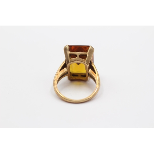 2044 - A 9ct gold synthetic sapphire cocktail ring - approx. gross weight 7.3g