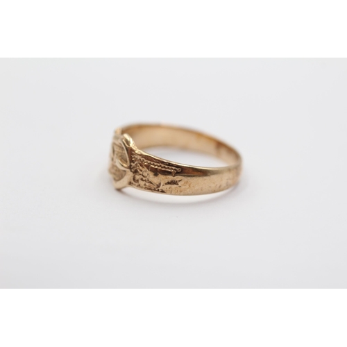 2052 - A 9ct gold buckle ring - approx. gross weight 2.3g