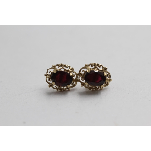 2080 - Three pairs of 9ct gold garnet set stud earrings - approx. gross weight 3g