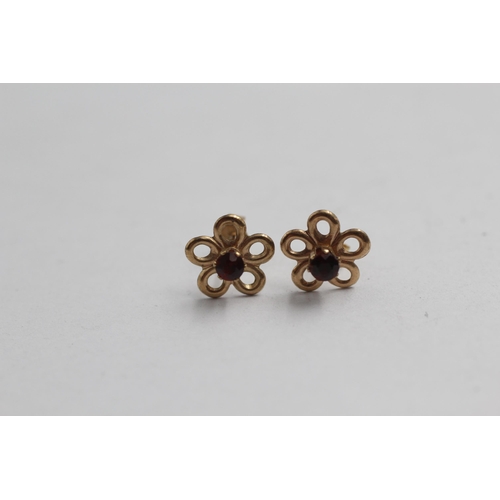 2080 - Three pairs of 9ct gold garnet set stud earrings - approx. gross weight 3g