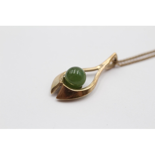 2081 - A 9ct gold nephrite jade drop pendant necklace - approx. gross weight 3g