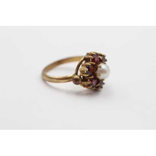 2087 - A 9ct gold garnet and pearl floral ring - approx. gross weight 2.9g