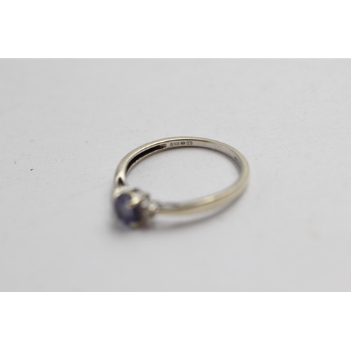 2098 - A 9ct white gold tanzanite and diamond trilogy ring - approx. gross weight 1.2g