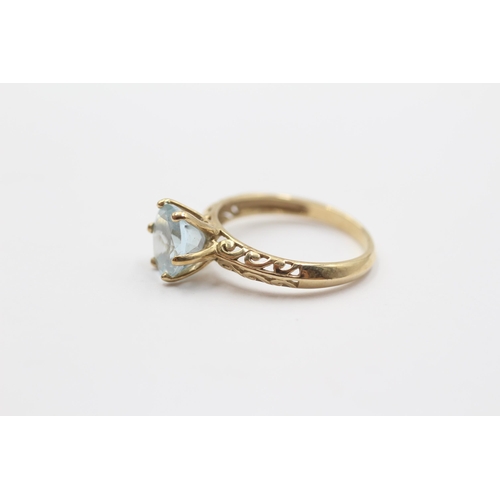 2112 - A 9ct gold blue gemstone cocktail ring - approx. gross weight 2.2g