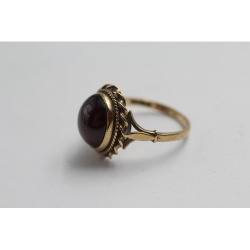 2113 - A 9ct gold garnet cabochon statement ring - approx. gross weight 4.6g