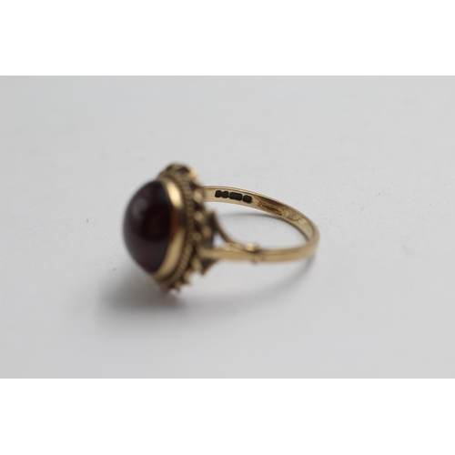 2113 - A 9ct gold garnet cabochon statement ring - approx. gross weight 4.6g